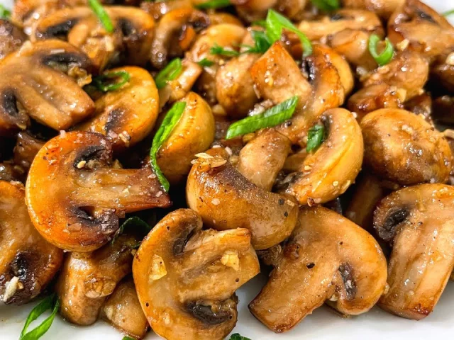 Є секрет! Як правильно і скільки хвилин смажити гриби, щоб вони не стали кашею, а були хрусткими