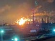 Добивають третій за потужністю НПЗ недоімперії-бензоколонки: Рязань вкотре сколихнули вибухи і пожежа (відео)