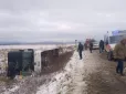Через засніжену трасу на Франківщині перекинувся автобус, є жертва (фото, відео)