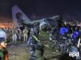 Замість допомоги пораненим люди кинулись збирати купюри: У Болівії зазнав аварії військовий літак із грошима