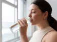 Варто знати! Які страви не можна запивати водою - це провокує здуття і печію
