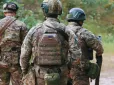 Розгорівся скандал: П’ятьом російським добровольцям, які мали конфлікти з командирами, погрожували депортацією в міграційному центрі