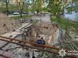 На щастя, не з окропом: У Києві 18-річна дівчина впала в яму з водою (фото)