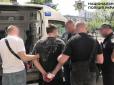 Столична поліція затримала громадянина РФ, який накинувся з ножем на молодого киянина - поранений хлопець випав з 11 поверху (відео)