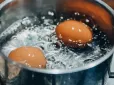 Не всі це знають! Навіщо додавати сіль у воду під час варіння яєць