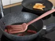 Як відмити жир і нагар зі сковорідки - простий лайфхак, який працює завжди