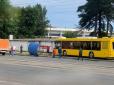 У Києві автобус вилетів на зупинку з людьми, є постраждалі