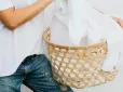 Лайфхак стане порятунком! Як позбутися жовтих плям на білому одязі