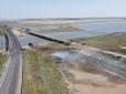 Поряд зі зруйнованим Чонгарським мостом окупанти спішно формують штучний перешийок через мілководний Сиваш - насип, що зв'яже материк з Кримом
