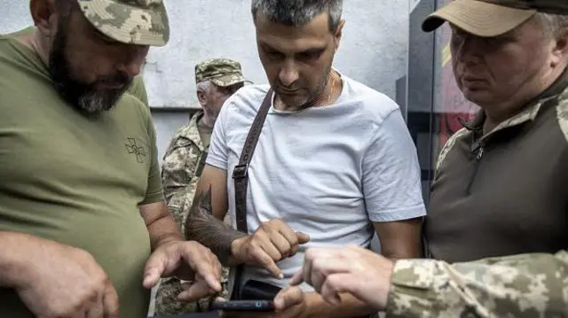 Граничний мобілізаційний вік в Україні пропонують знизити, а вже призваних бійців передпенсійного віку поступово демобілізувати